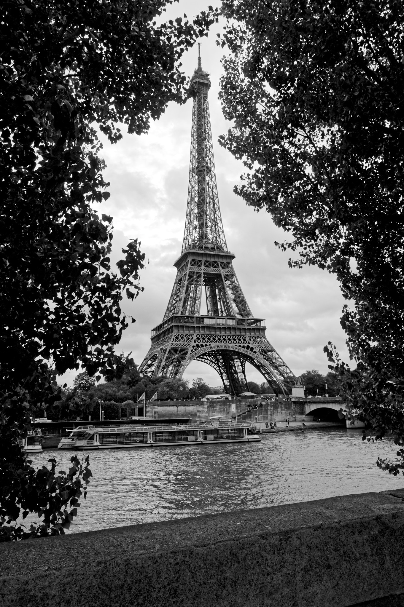 Nikon AF-S DX Nikkor 18-70mm F3.5-4.5G ED-IF sample photo. Eiffle tower. photography