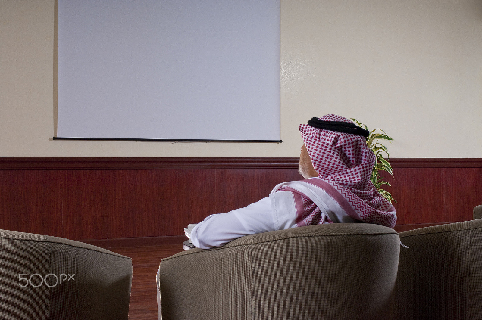 Nikon D2X sample photo. Saudi arab businessman watching large screen photography