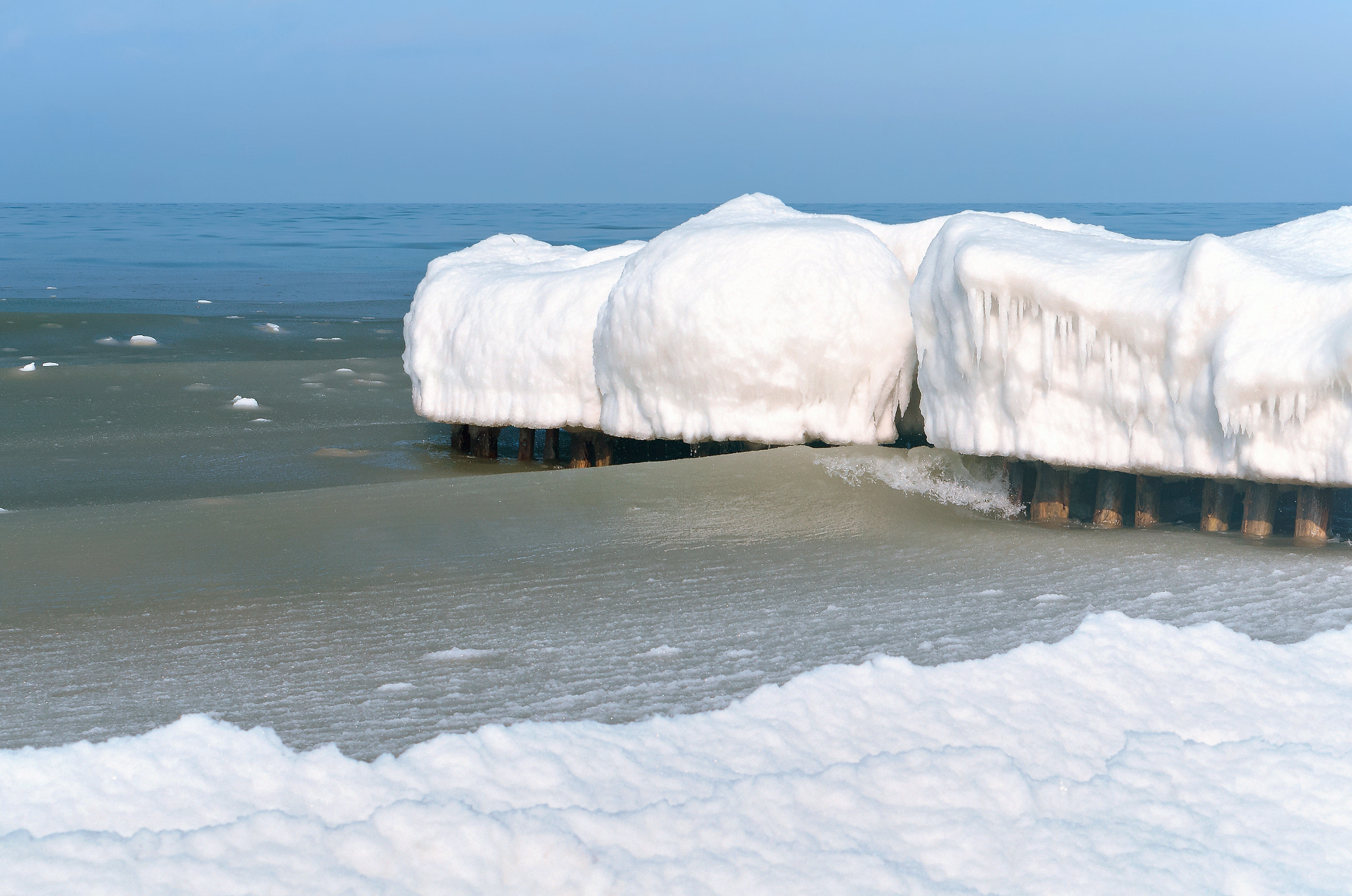 Sony Alpha NEX-3N sample photo. Ice on breakwaters in the sea, sea waves in the icy snow slush, sea coast in winter photography