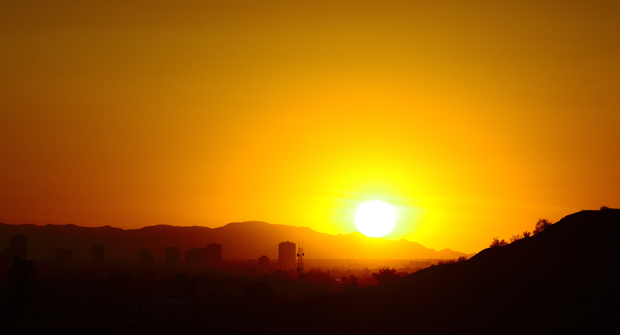 Canon EOS 700D (EOS Rebel T5i / EOS Kiss X7i) sample photo. Burning sunset over the city photography