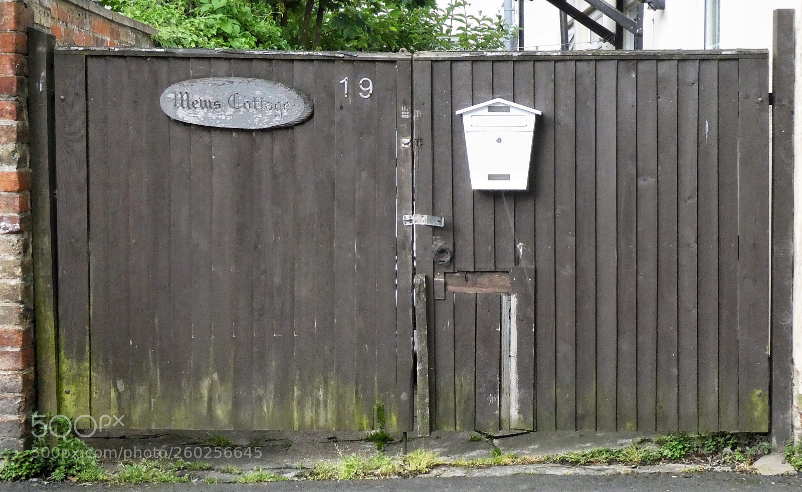Panasonic Lumix DC-ZS70 (Lumix DC-TZ90) sample photo. Street gate photography
