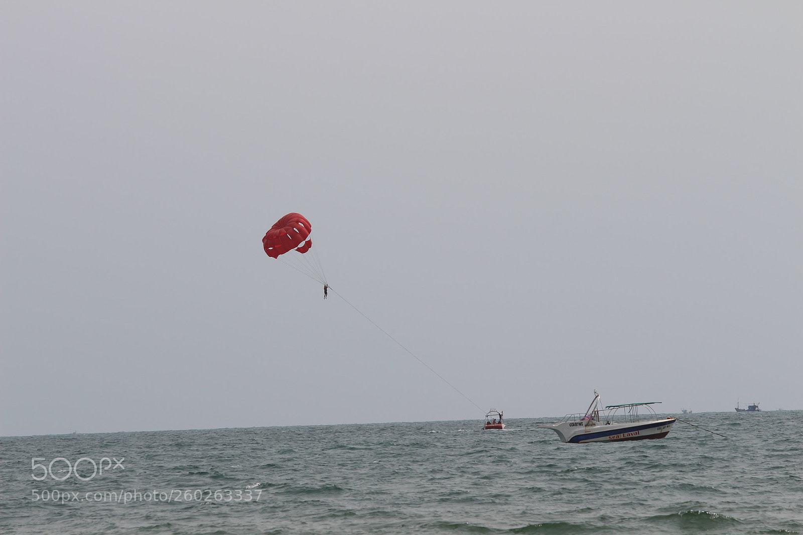 Canon EF-S 55-250mm F4-5.6 IS II sample photo. Parasailing photography
