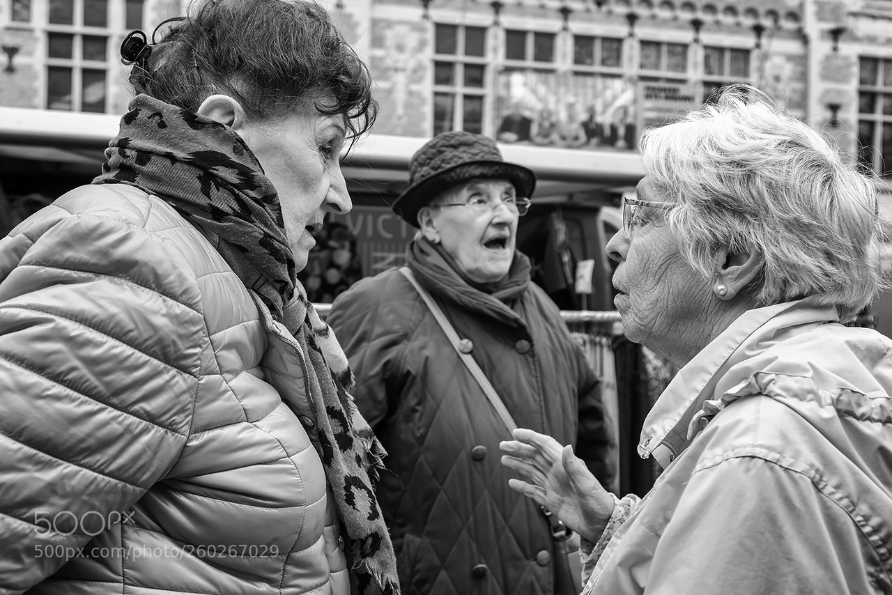 Fujifilm X100F sample photo. A chat.. photography