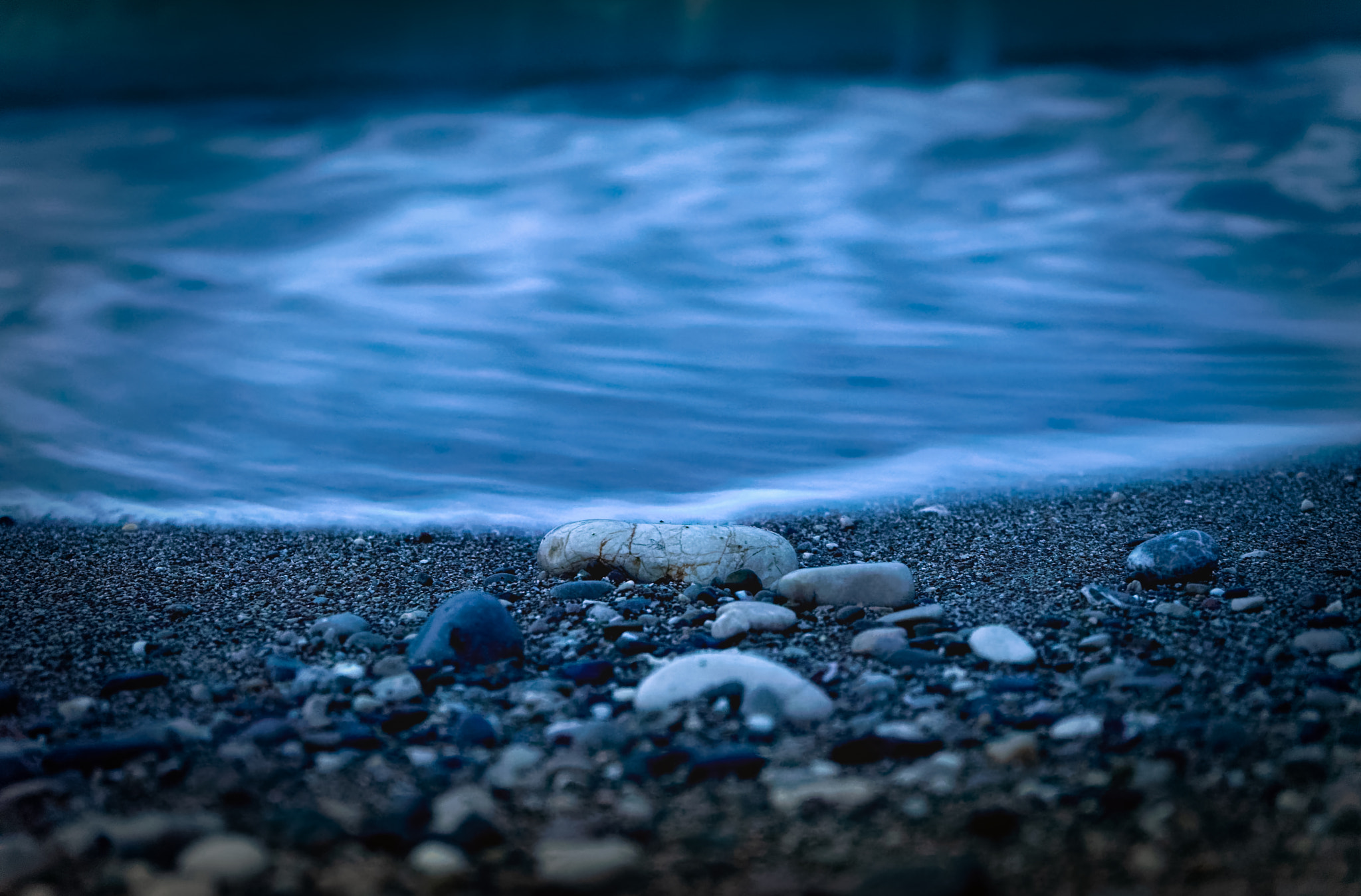 Sony a7 + Sony FE 28-70mm F3.5-5.6 OSS sample photo. Sea and stones photography