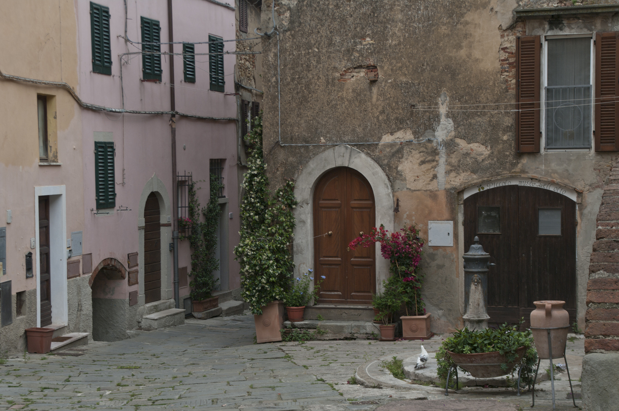 Pentax K20D sample photo. Small squares of italy photography