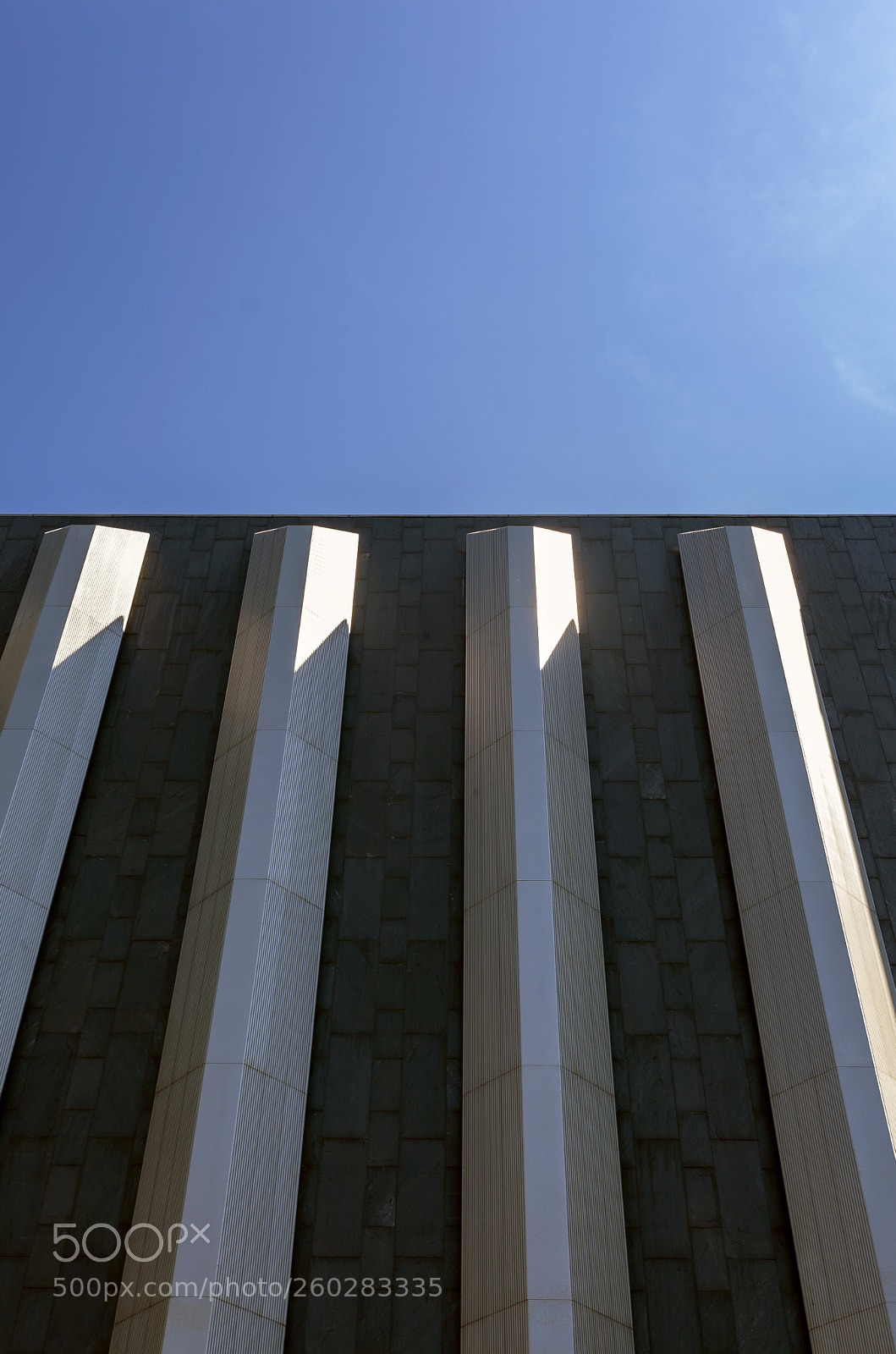 Canon EOS 5D Mark II sample photo. Detail of verizon building photography