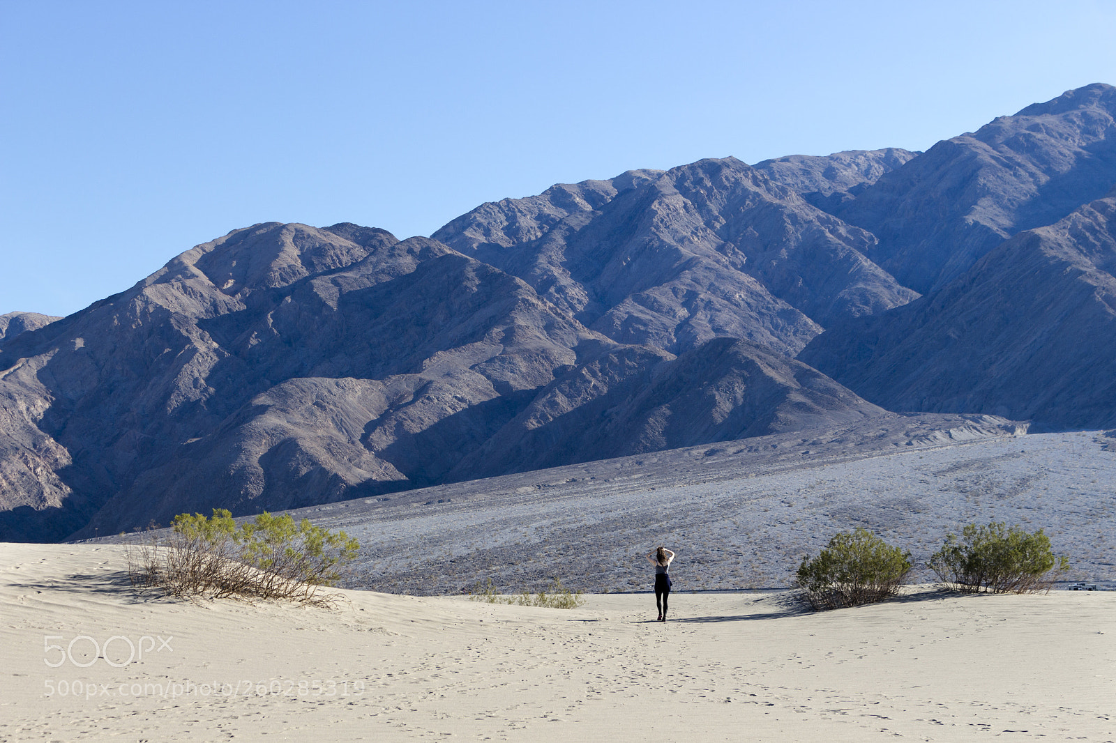Canon EOS 700D (EOS Rebel T5i / EOS Kiss X7i) sample photo. A woman walking in photography