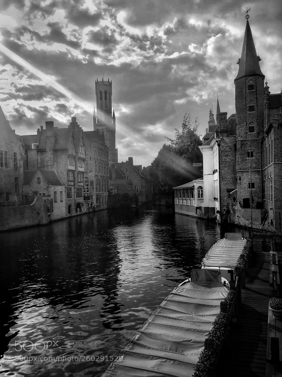 Apple iPhone SE sample photo. Brugges ray photography