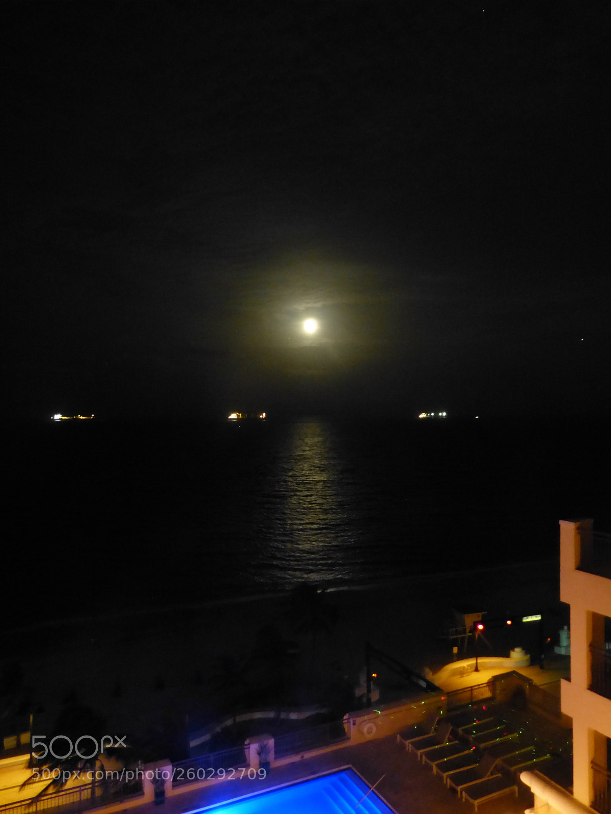 Panasonic Lumix DMC-FZ150 sample photo. Hotel moonrise photography