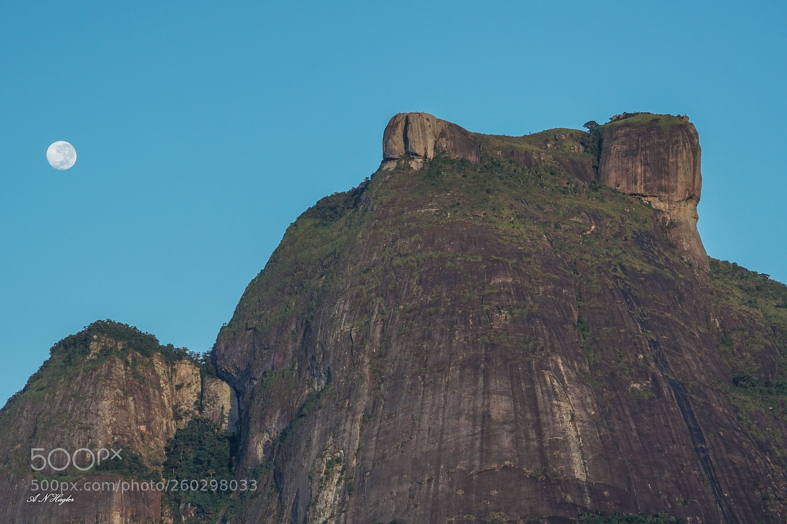 Sony a6300 sample photo. Moon pedra da gavea photography