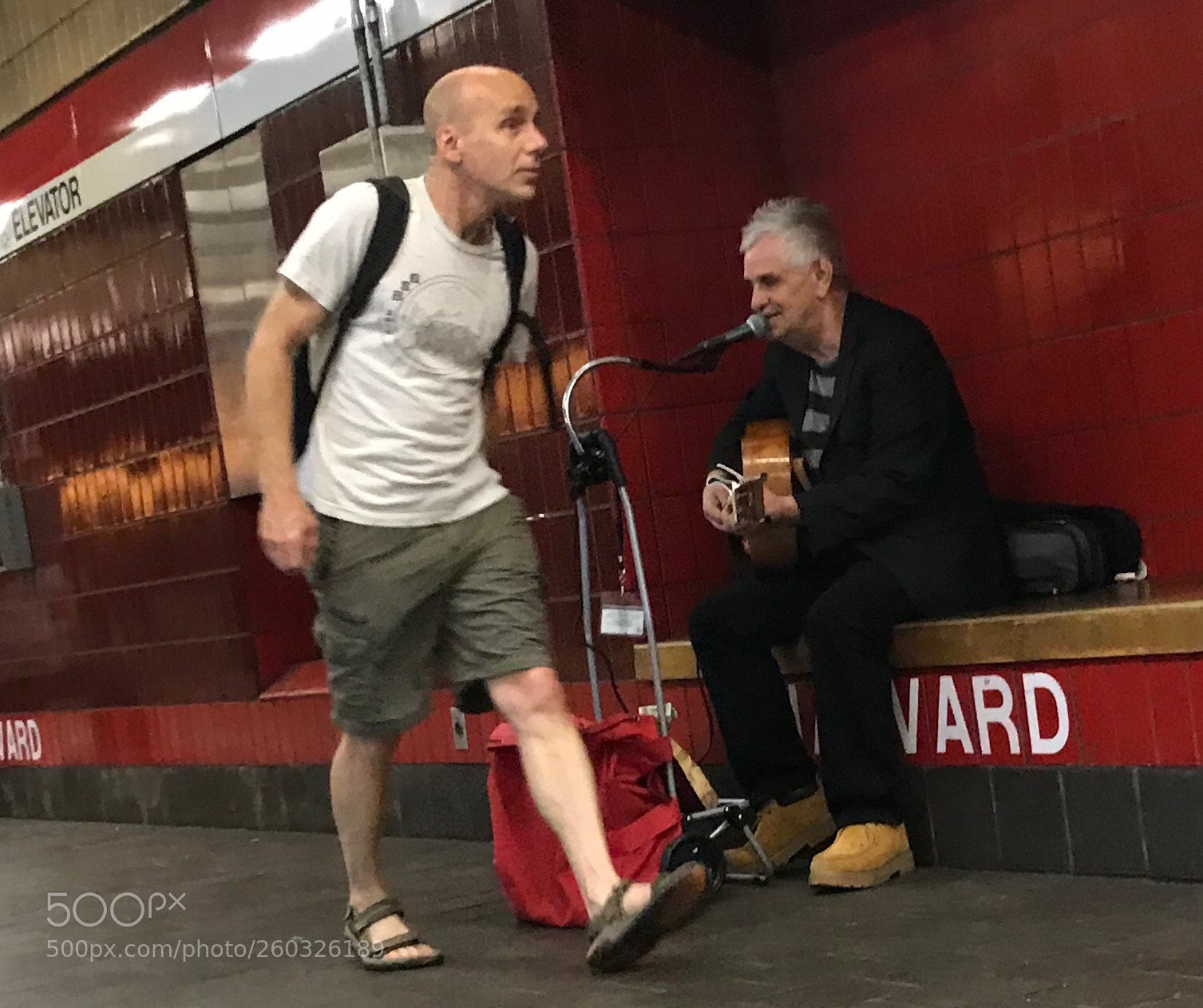 Apple iPhone 7 Plus sample photo. Walking by the performer photography