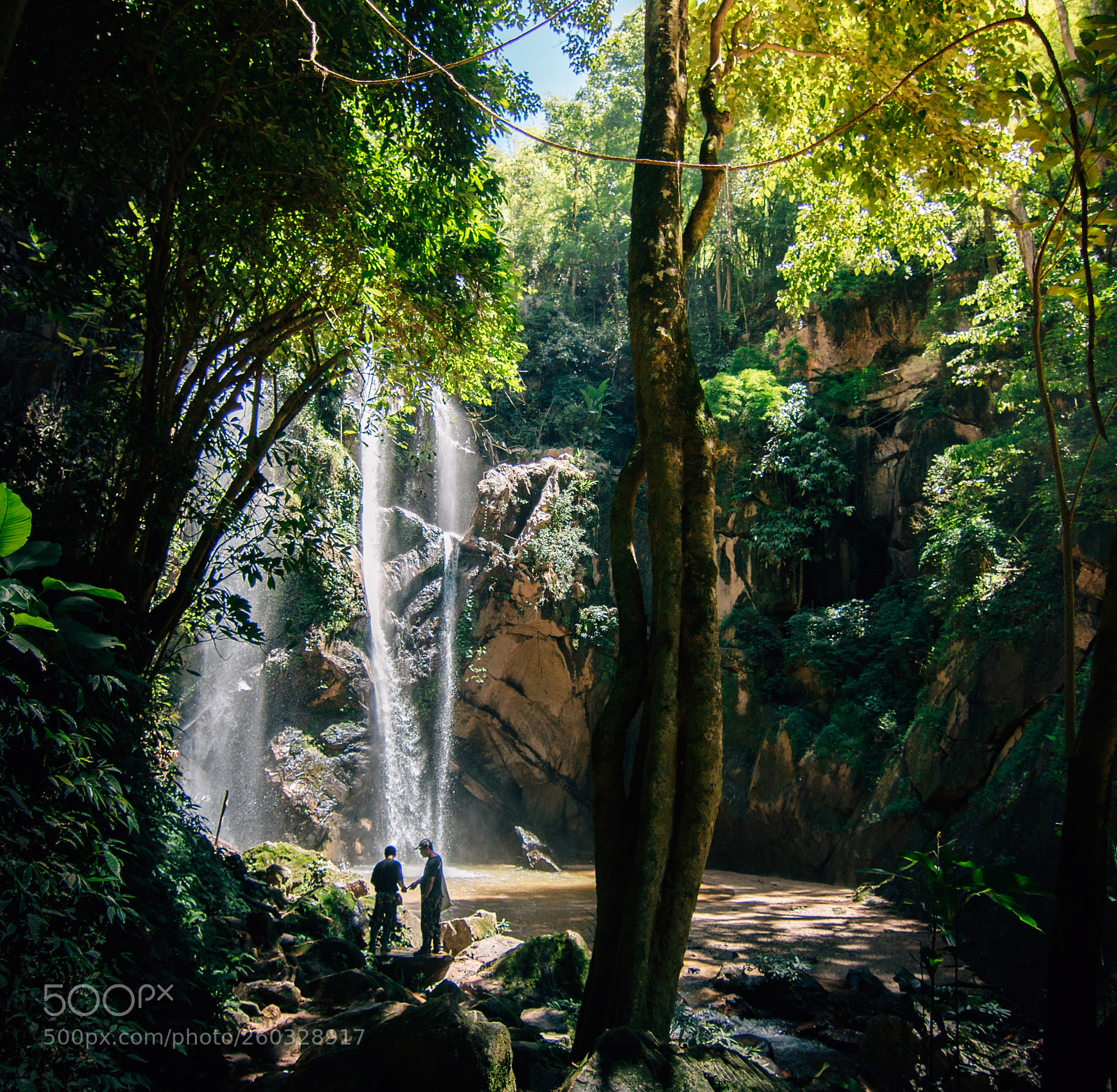 Canon EOS 700D (EOS Rebel T5i / EOS Kiss X7i) sample photo. Tourists with waterfalls in photography