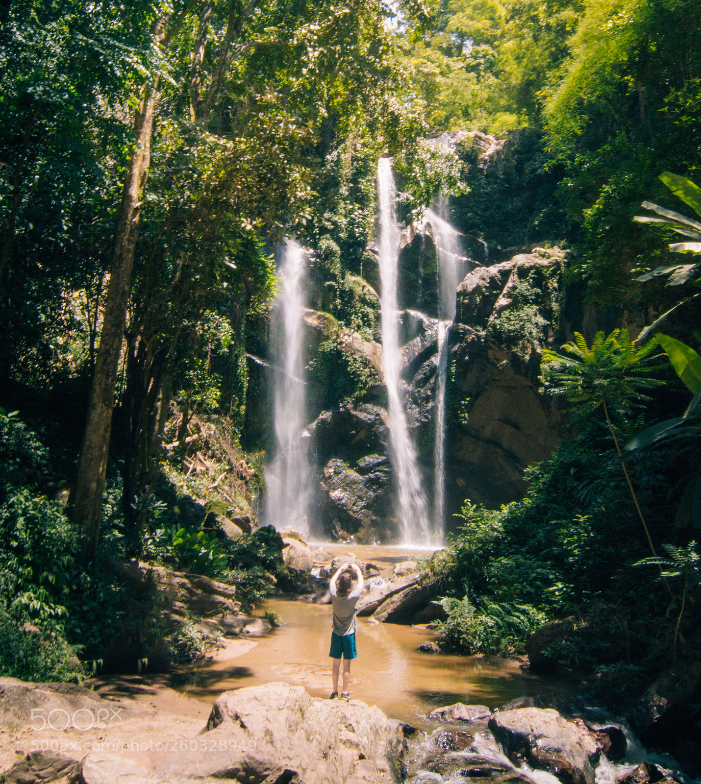 Canon EOS 700D (EOS Rebel T5i / EOS Kiss X7i) sample photo. Tourists with waterfalls in photography