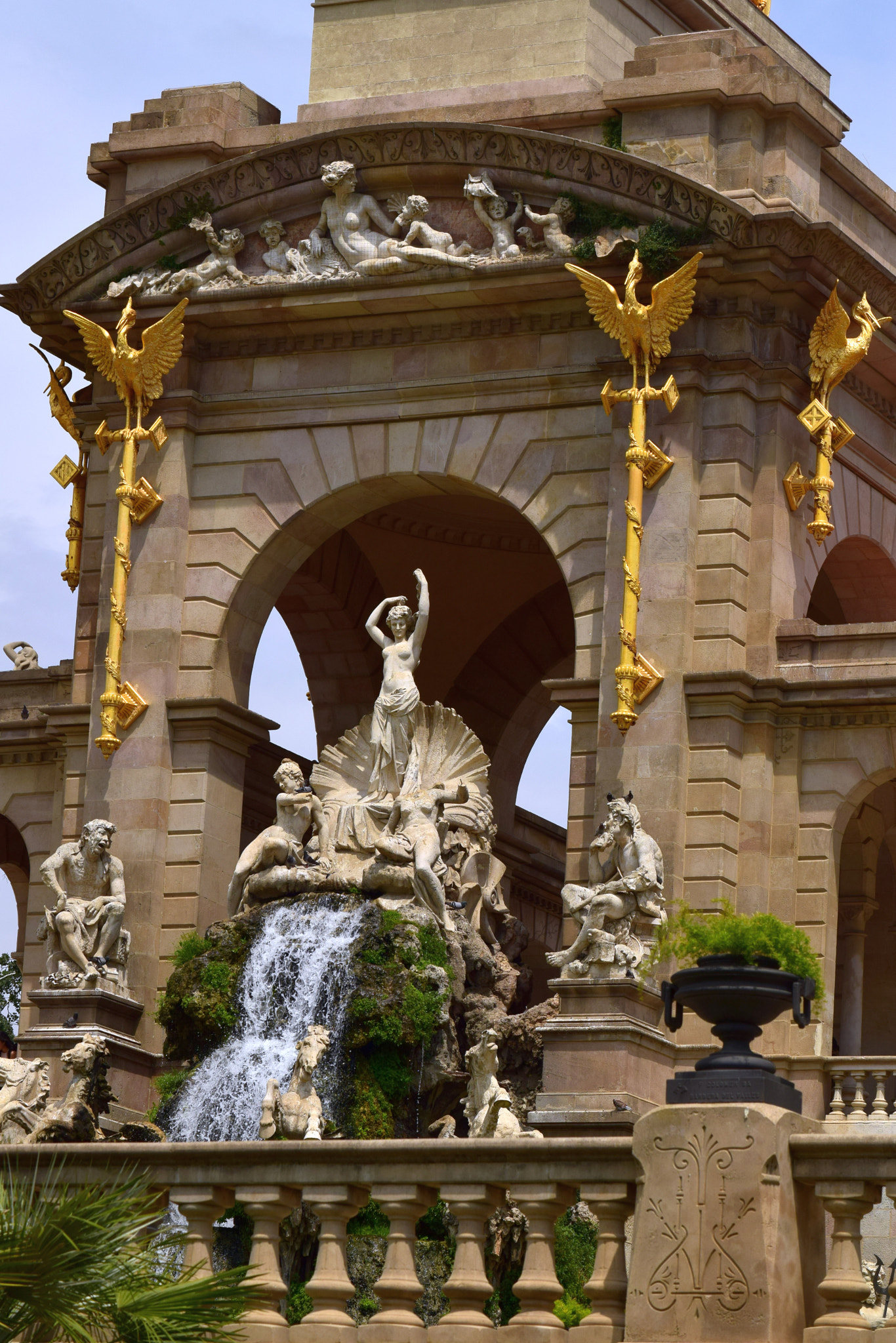 Nikon AF-S DX Micro-Nikkor 85mm F3.5G ED VR sample photo. Parc de la ciutadella photography