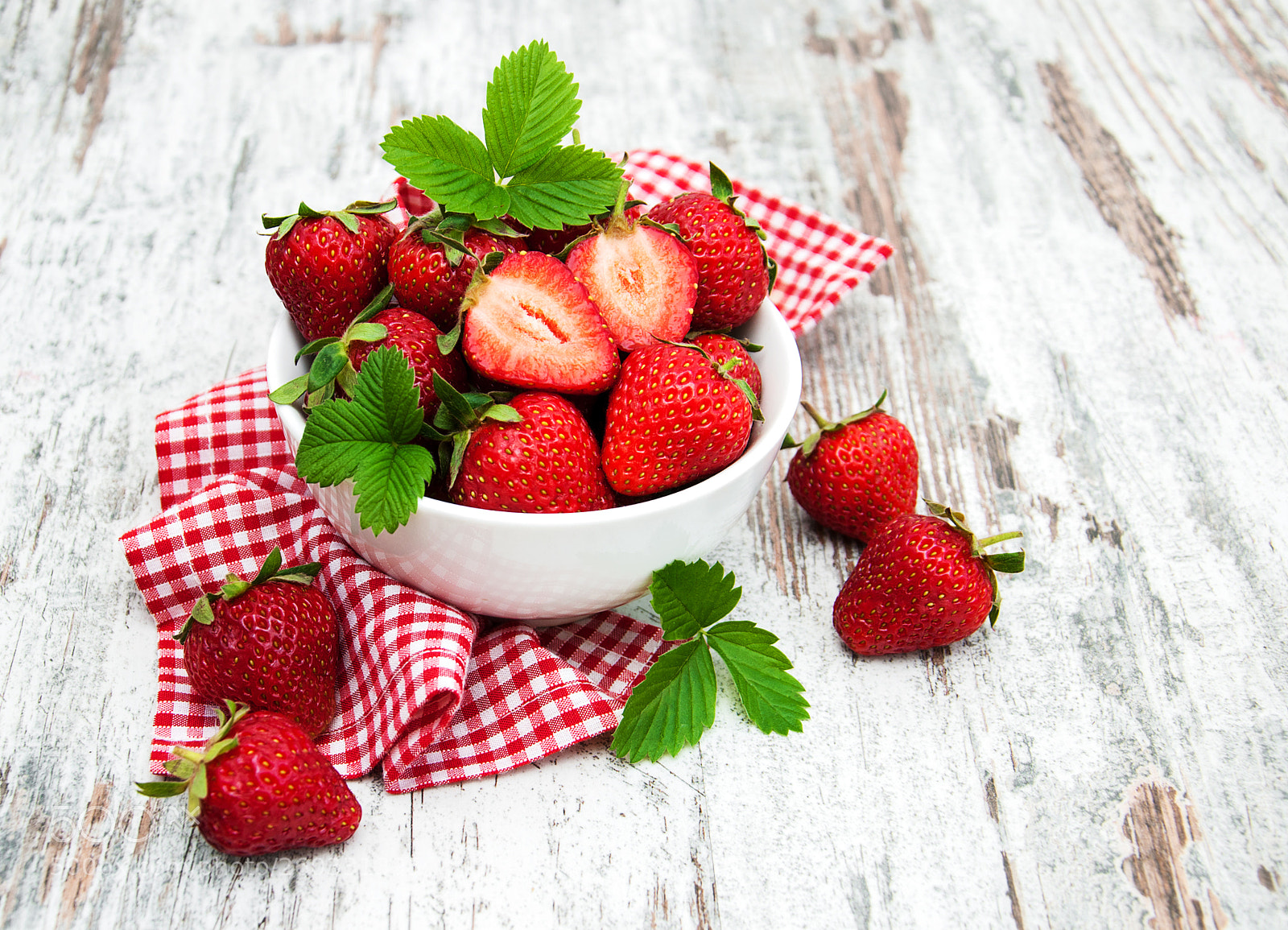 Nikon D90 sample photo. Bowl with fresh strawberries photography
