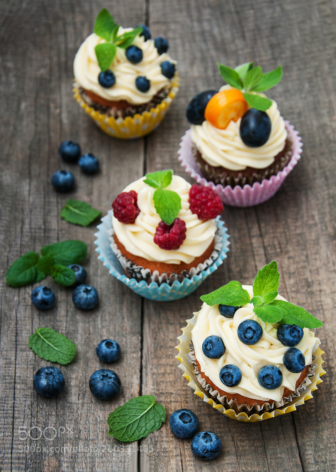 Nikon D90 sample photo. Cupcakes with fresh berries photography