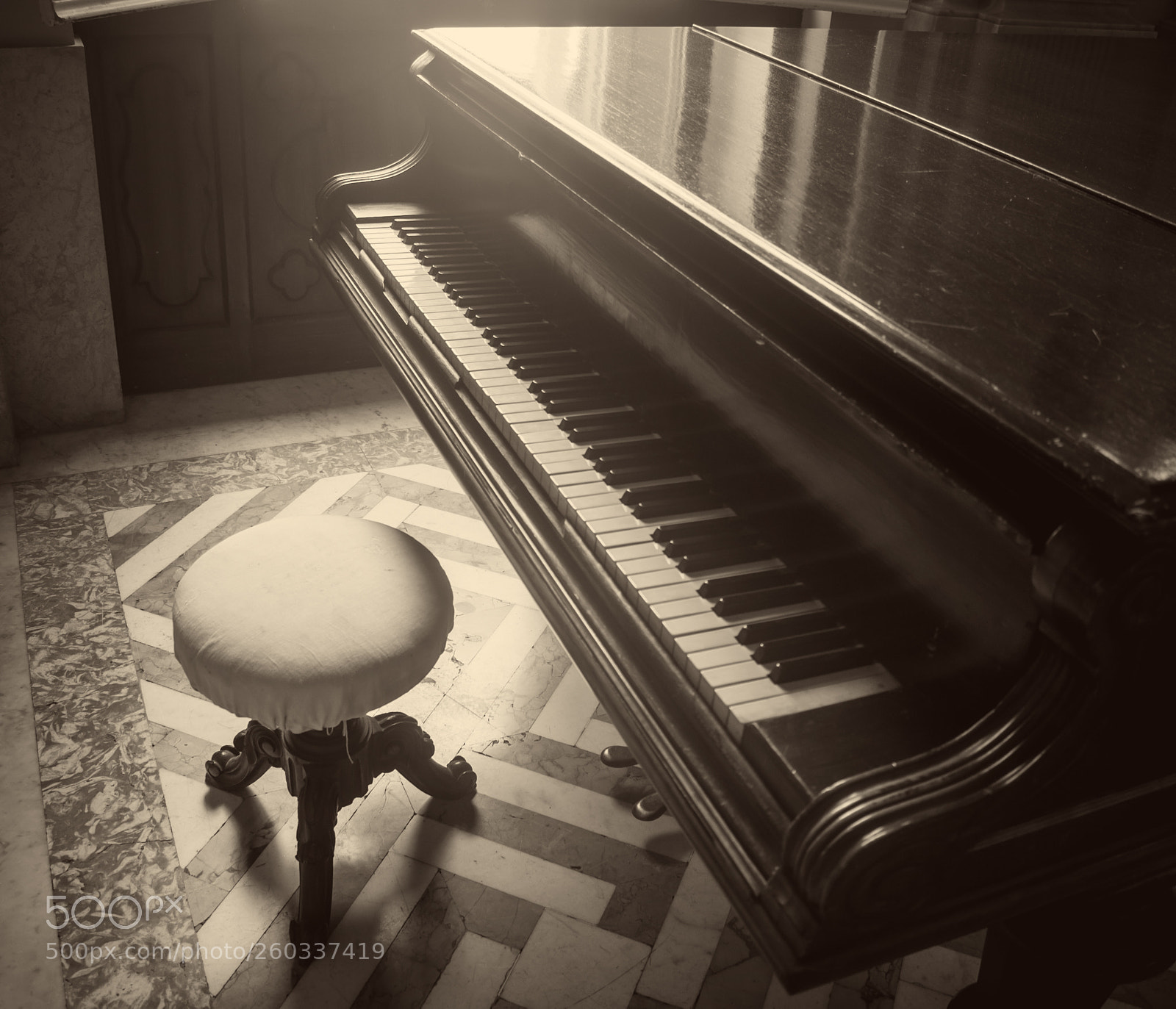 Nikon D3300 sample photo. The old piano photography