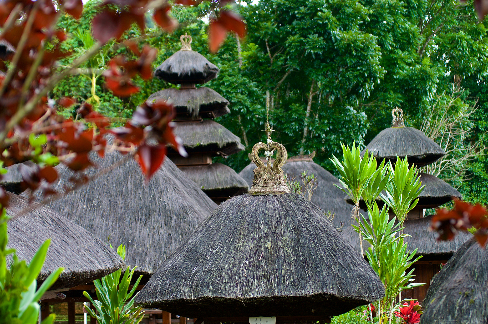 Pentax K20D sample photo. Bali temple side photography