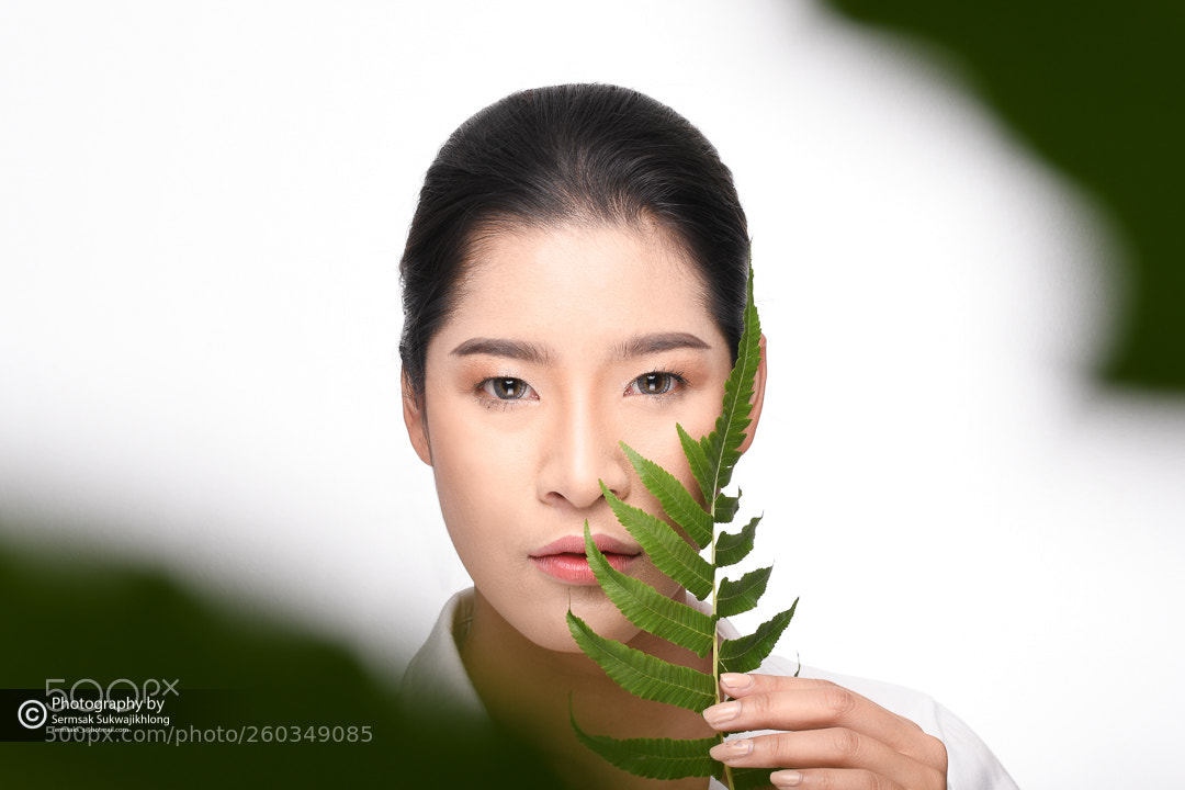 Nikon D500 sample photo. Beautiful woman holding green photography