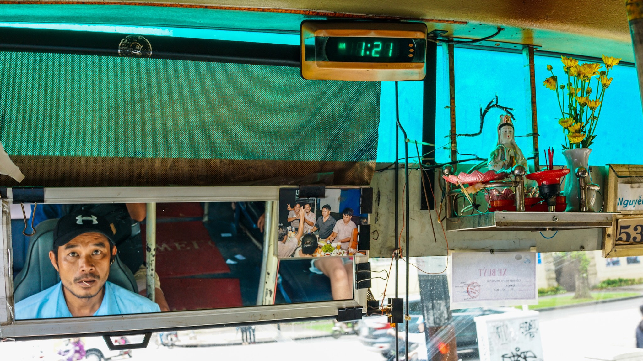 Sony Cyber-shot DSC-RX1R II sample photo. Bus driver in busy city  photography