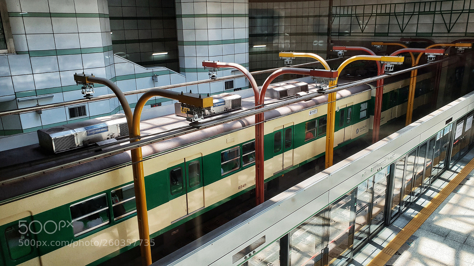 Samsung Galaxy S9+ sample photo. Subway photography
