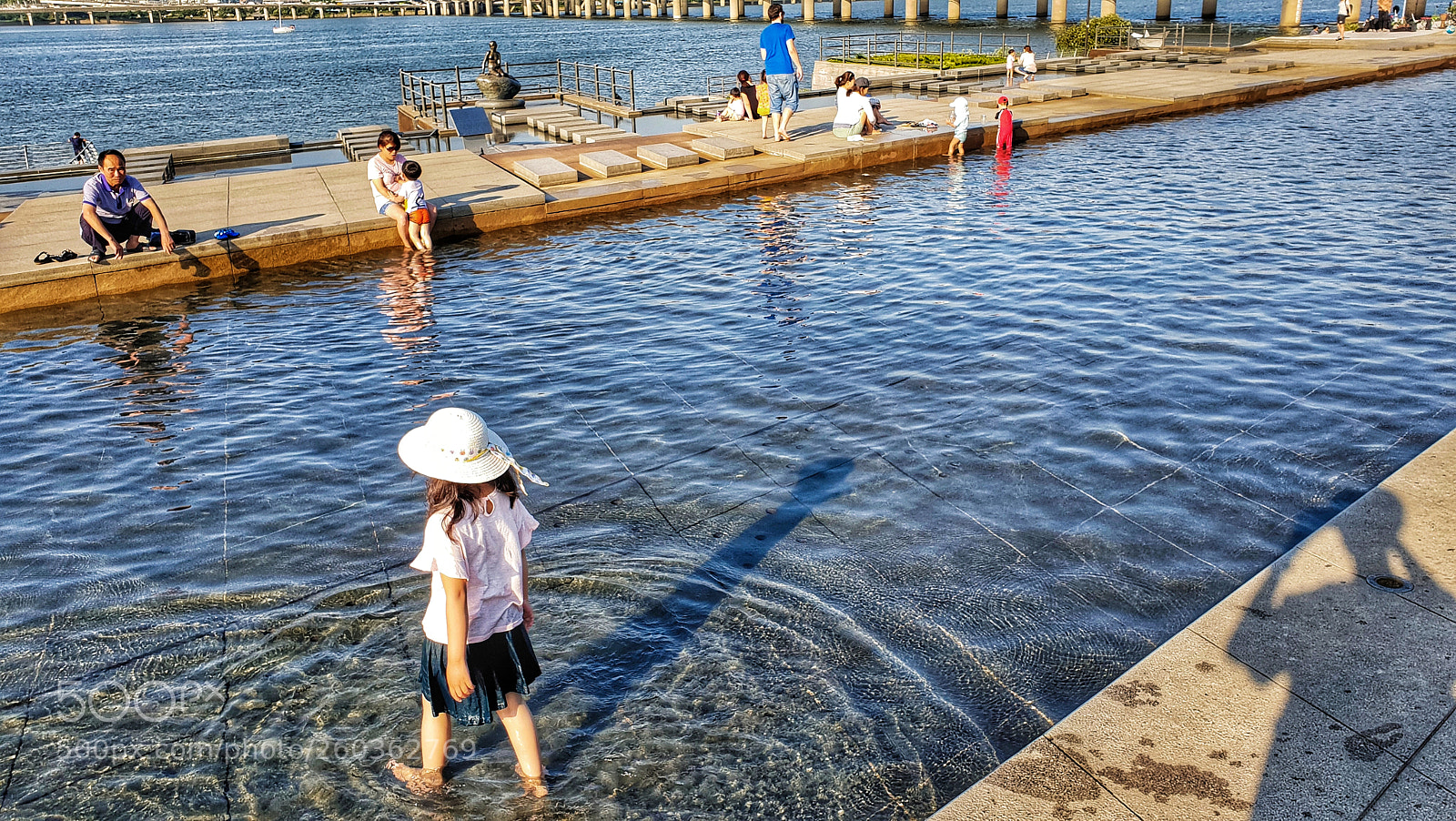Samsung Galaxy S9+ sample photo. Girl playing with water photography