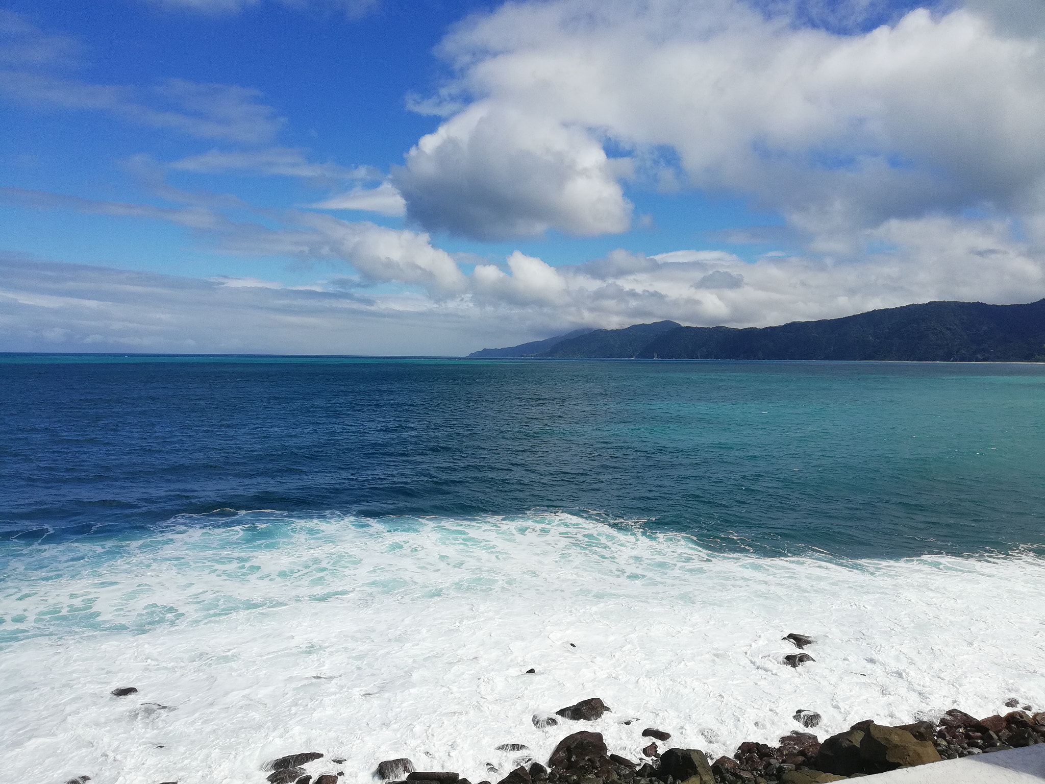 HUAWEI nova 2i sample photo. White in blue sea photography