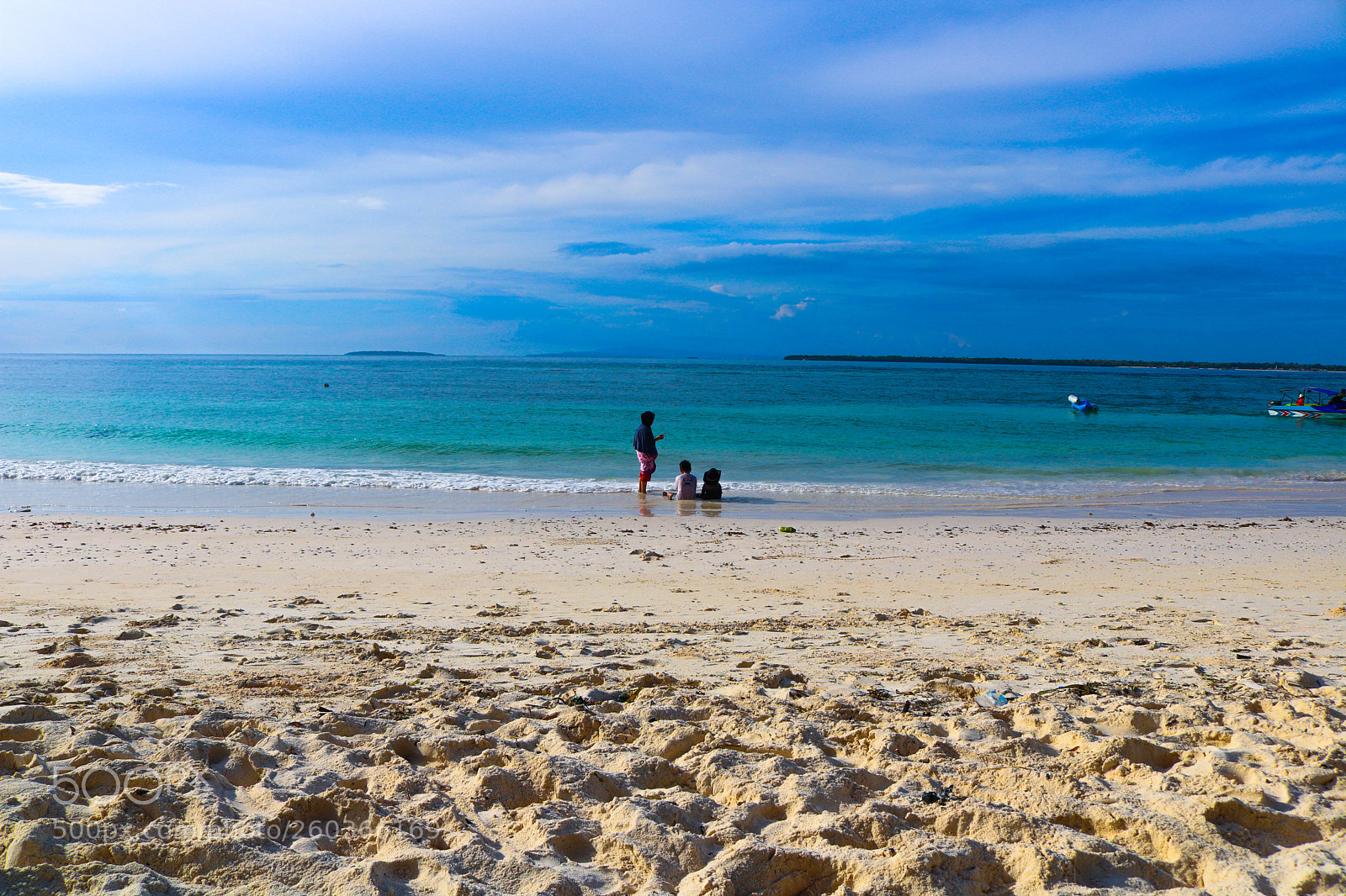 Canon EOS 750D (EOS Rebel T6i / EOS Kiss X8i) sample photo. Playing at the beach photography
