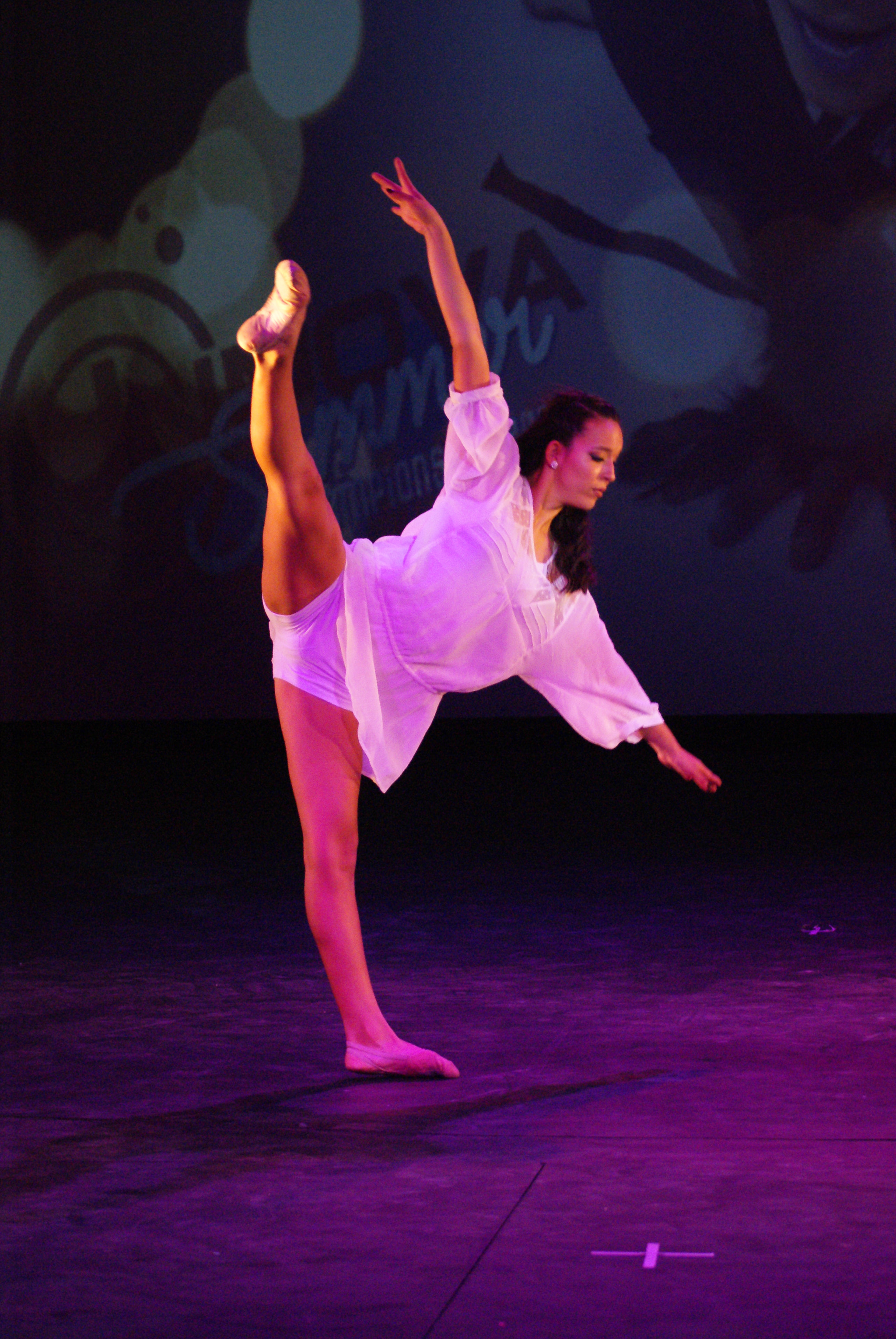 Sony 75-300mm F4.5-5.6 sample photo. Dancer photography