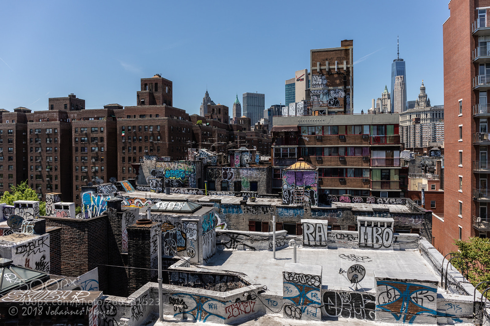 Canon EOS 5D Mark IV sample photo. Graffiti rooftops photography