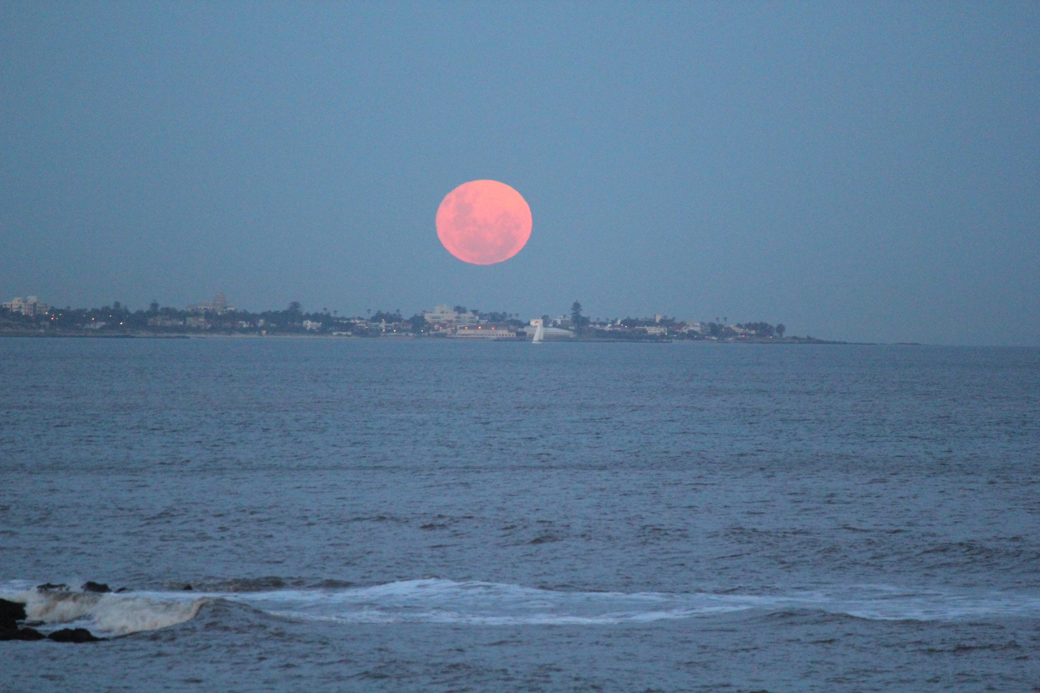 Canon EF-S 55-250mm F4-5.6 IS sample photo. Full moon rising photography