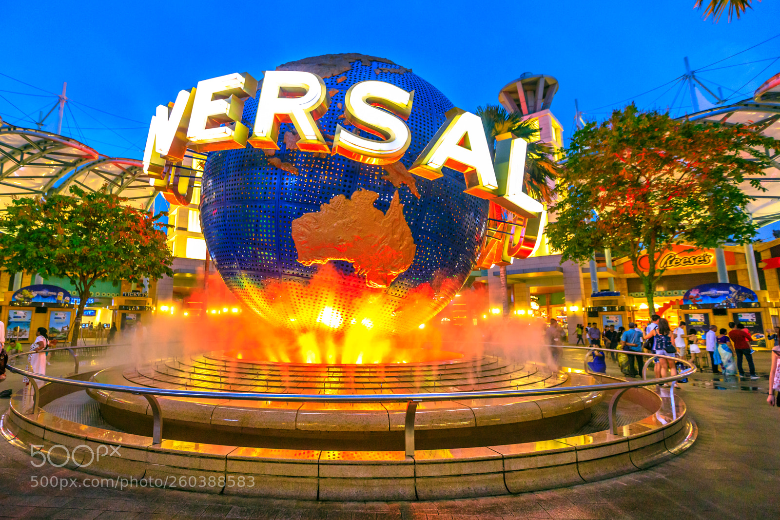 Canon EOS 5D Mark IV sample photo. Universal studios globe photography