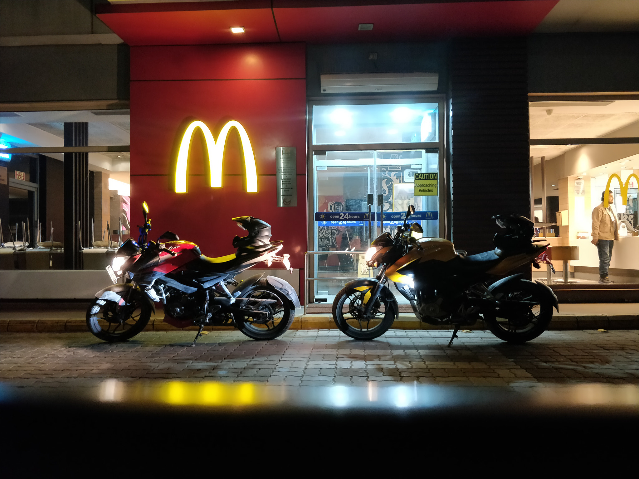 OnePlus 5T sample photo. Night food photography