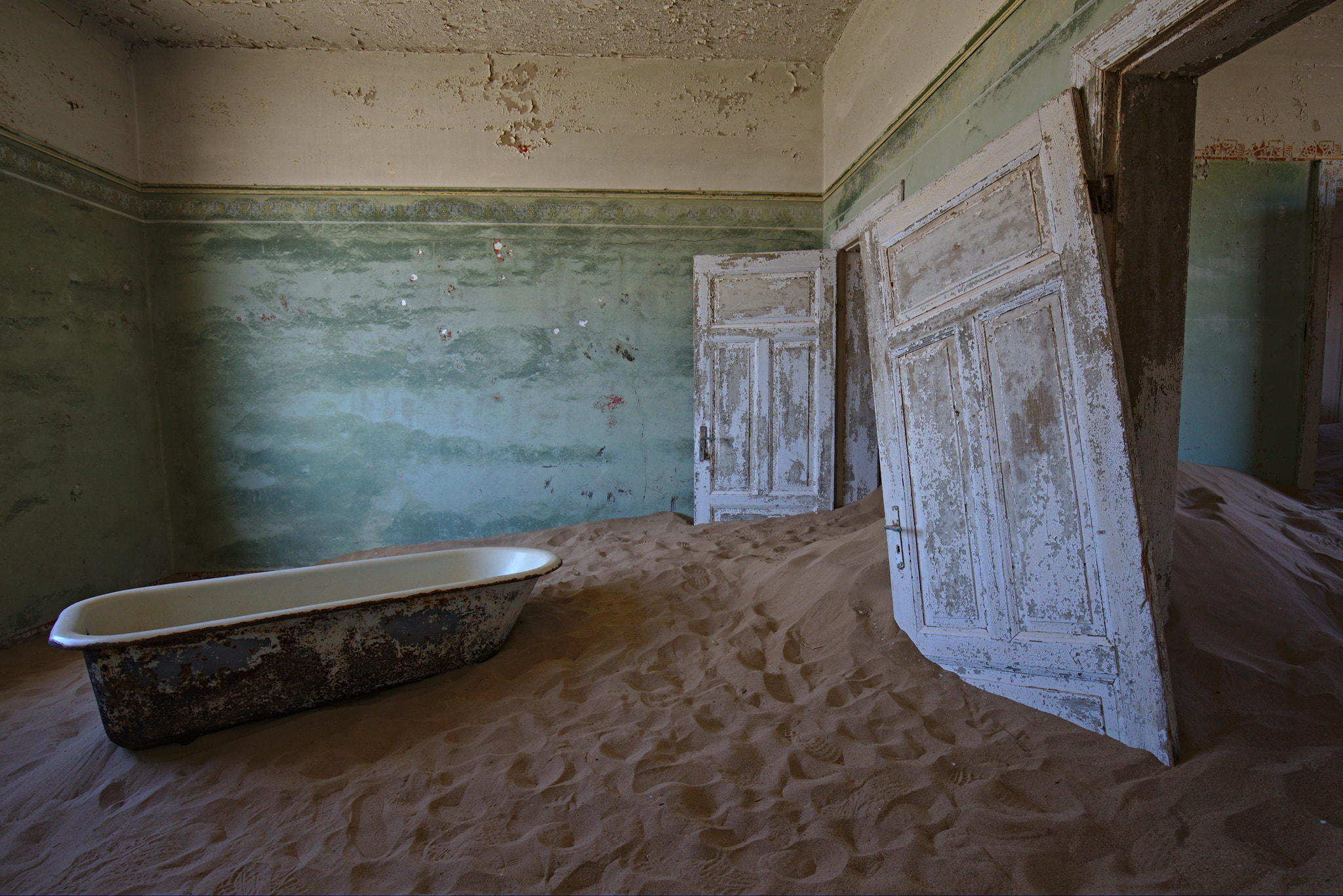 Canon EF 16-35mm F4L IS USM sample photo. Your last bath (kolmanskop, namibia) photography