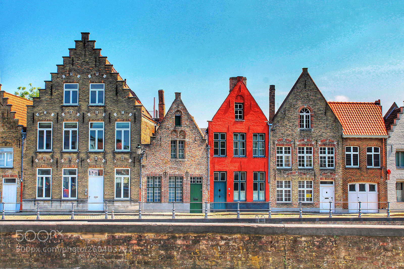 Canon EOS 1100D (EOS Rebel T3 / EOS Kiss X50) sample photo. Red house in bruges  photography