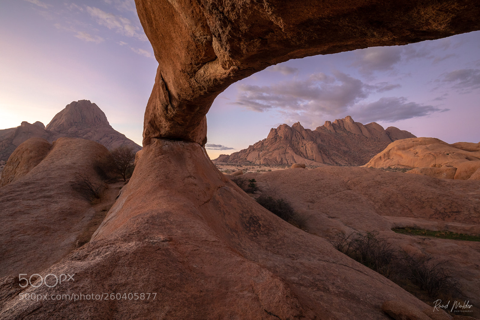 Canon EOS 5D Mark IV sample photo. Underneath the arch photography