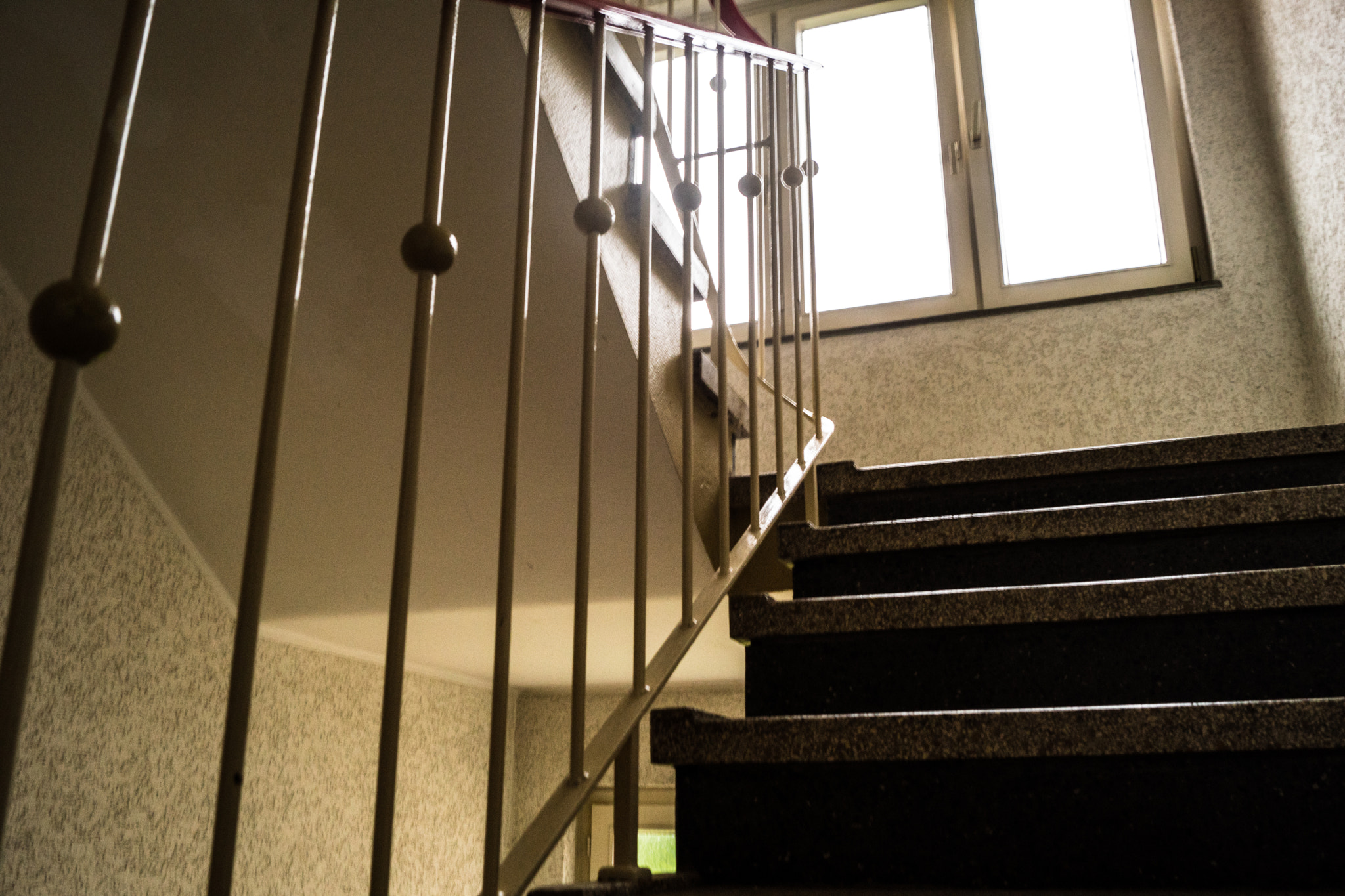Sony SLT-A68 sample photo. Ein leeres treppenhaus photography
