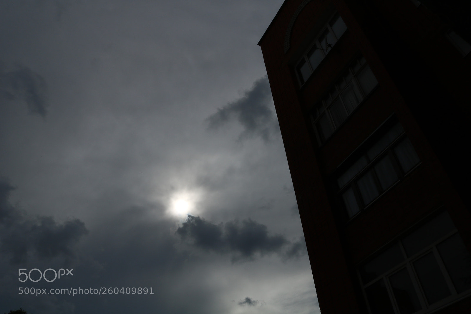Canon EOS 750D (EOS Rebel T6i / EOS Kiss X8i) sample photo. Red five-story building photography