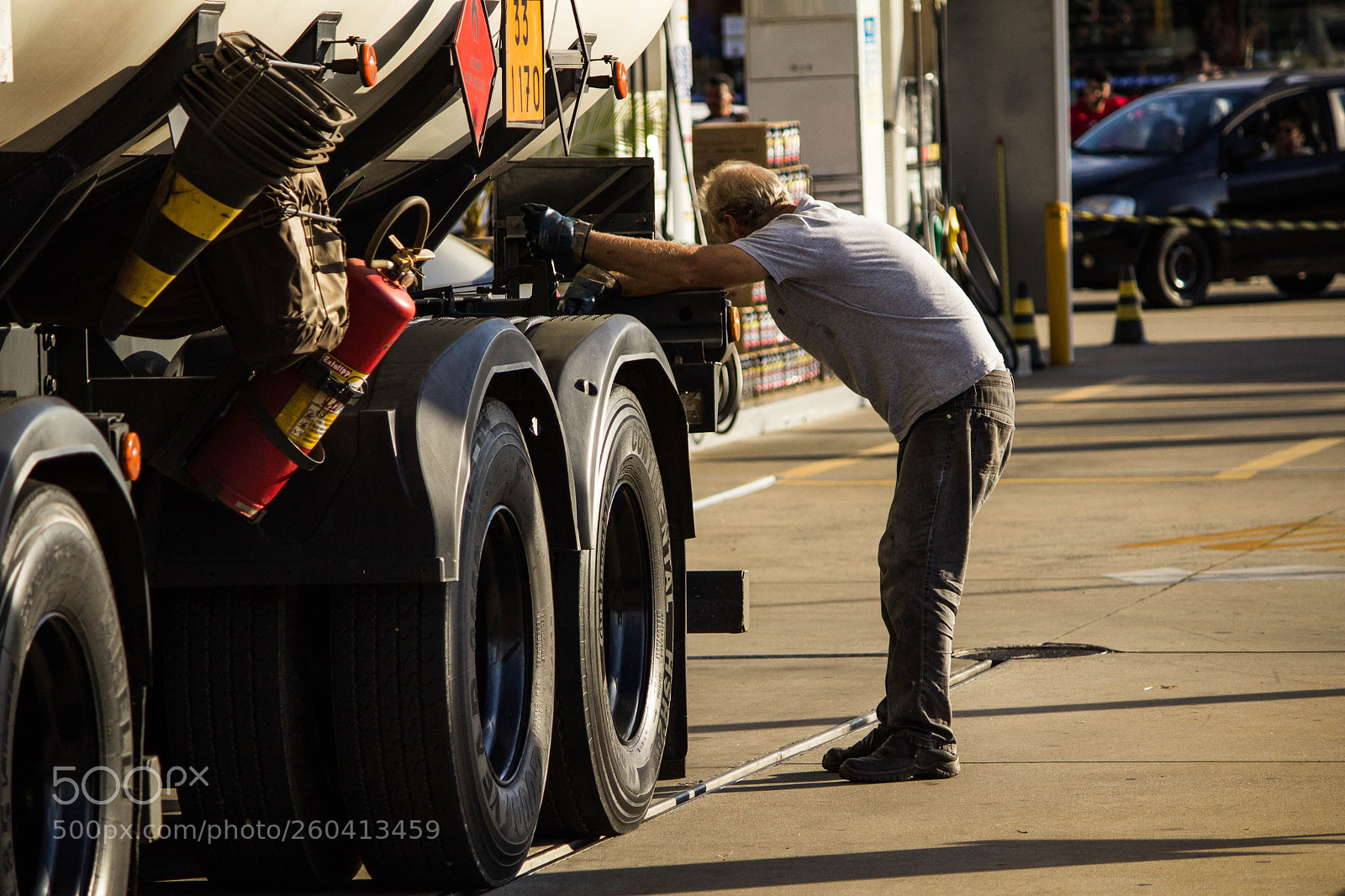 Canon EOS 1200D (EOS Rebel T5 / EOS Kiss X70 / EOS Hi) sample photo. Trucker waiting photography