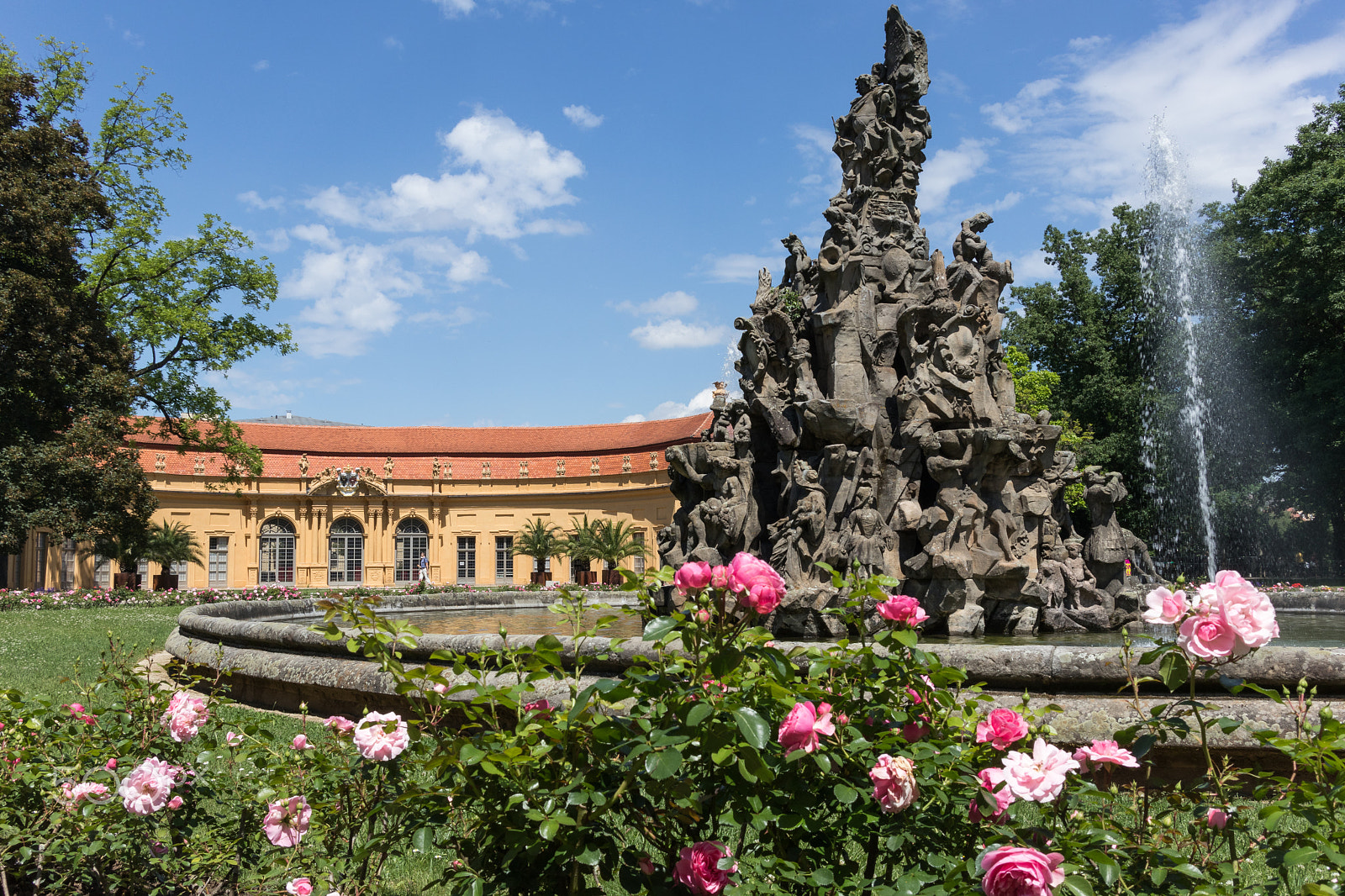 Canon EOS M5 sample photo. Hugenottenbrunnen mit orangerie photography