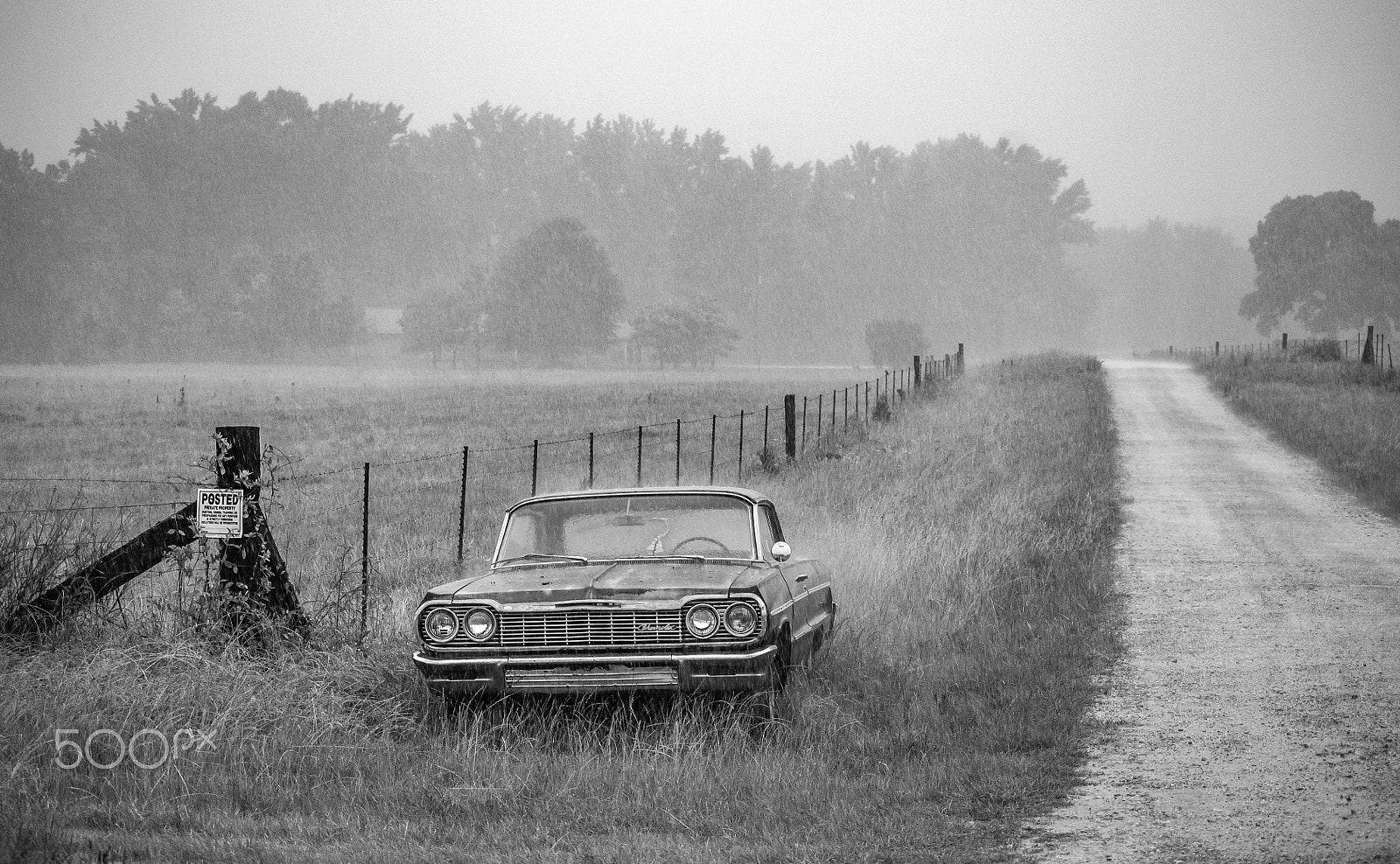 Nikon D2Xs sample photo. Old car in the rain. photography