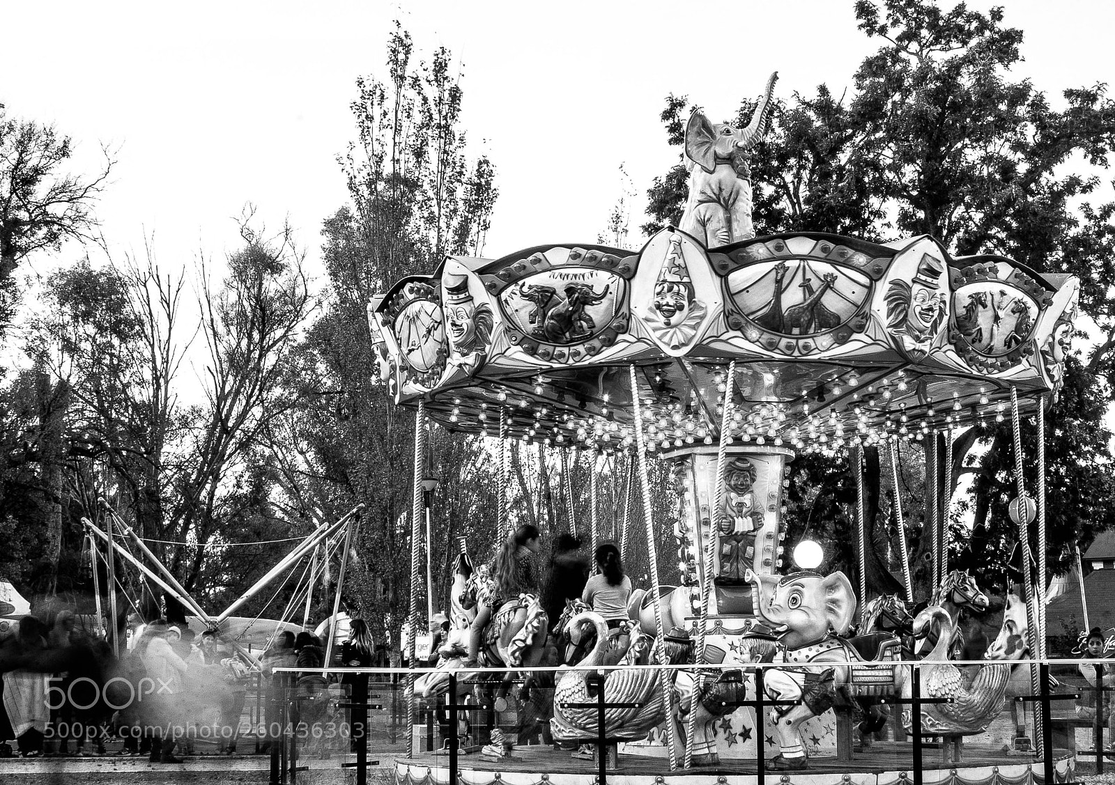 Canon EOS 400D (EOS Digital Rebel XTi / EOS Kiss Digital X) sample photo. Carousels photography