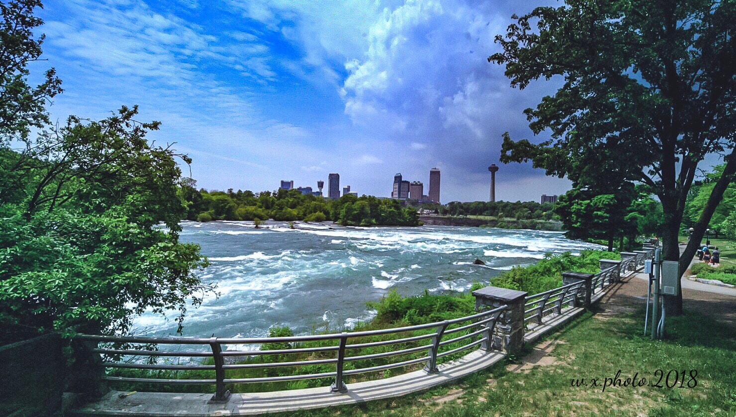 Canon EOS-1Ds Mark III sample photo.  niagara falls clouds photography