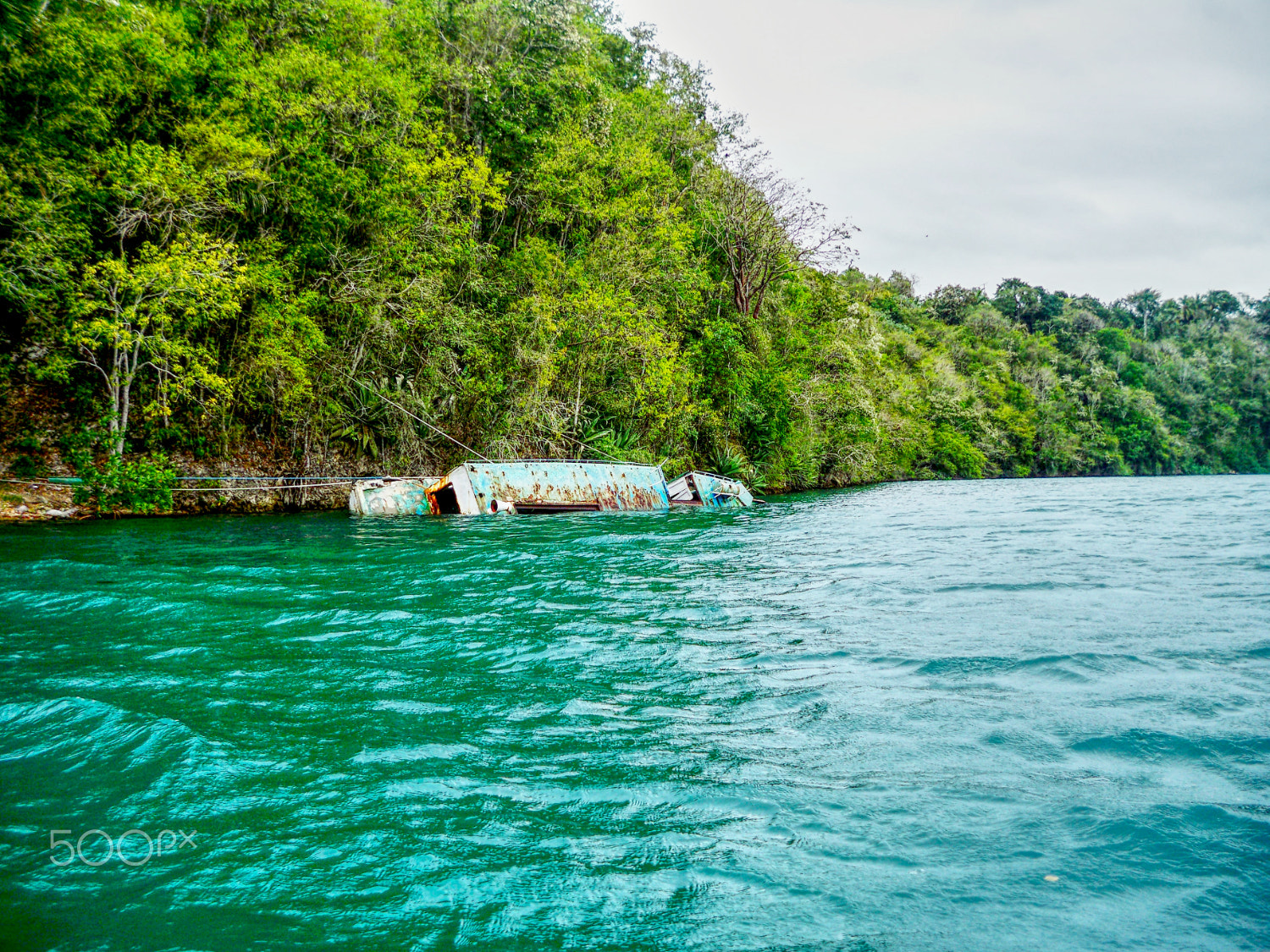 Kodak EasyShare M1033 sample photo. Sunken boat on cuban river photography
