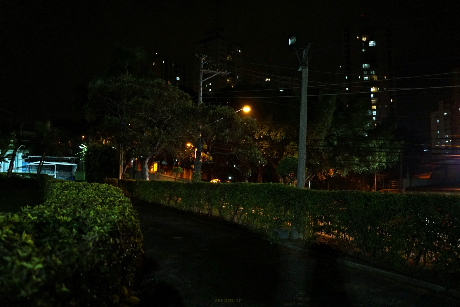 Sony a6000 + Sony E 20mm F2.8 sample photo. Jardim da igreja, a noite photography