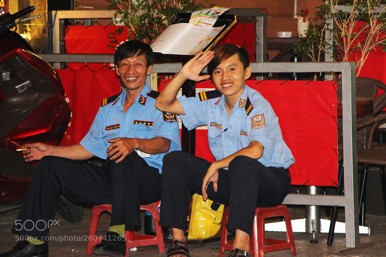 Canon EOS 650D (EOS Rebel T4i / EOS Kiss X6i) sample photo. Security guars happy photography