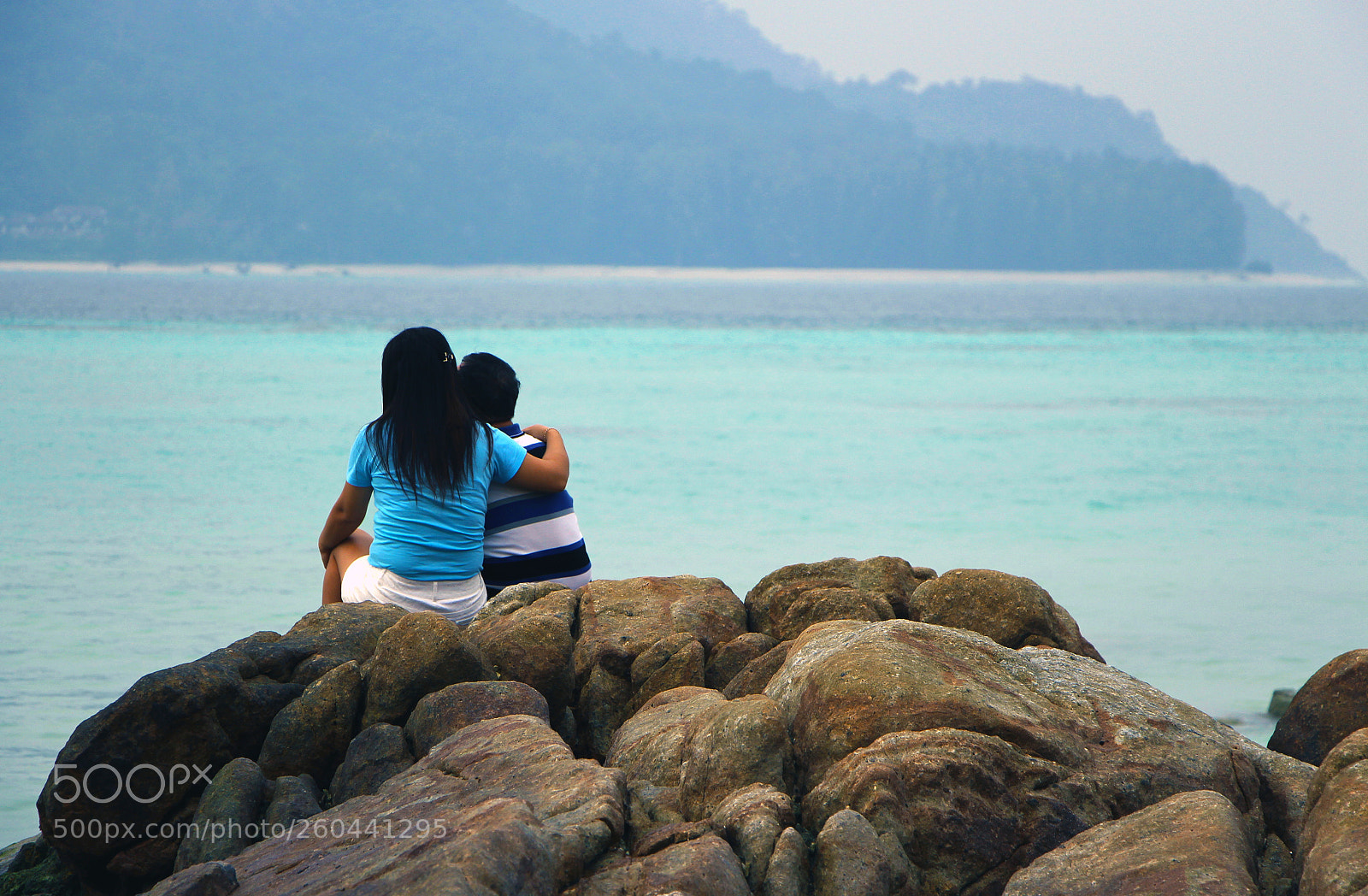 Canon EOS 650D (EOS Rebel T4i / EOS Kiss X6i) sample photo. Couple hug rock veiw photography