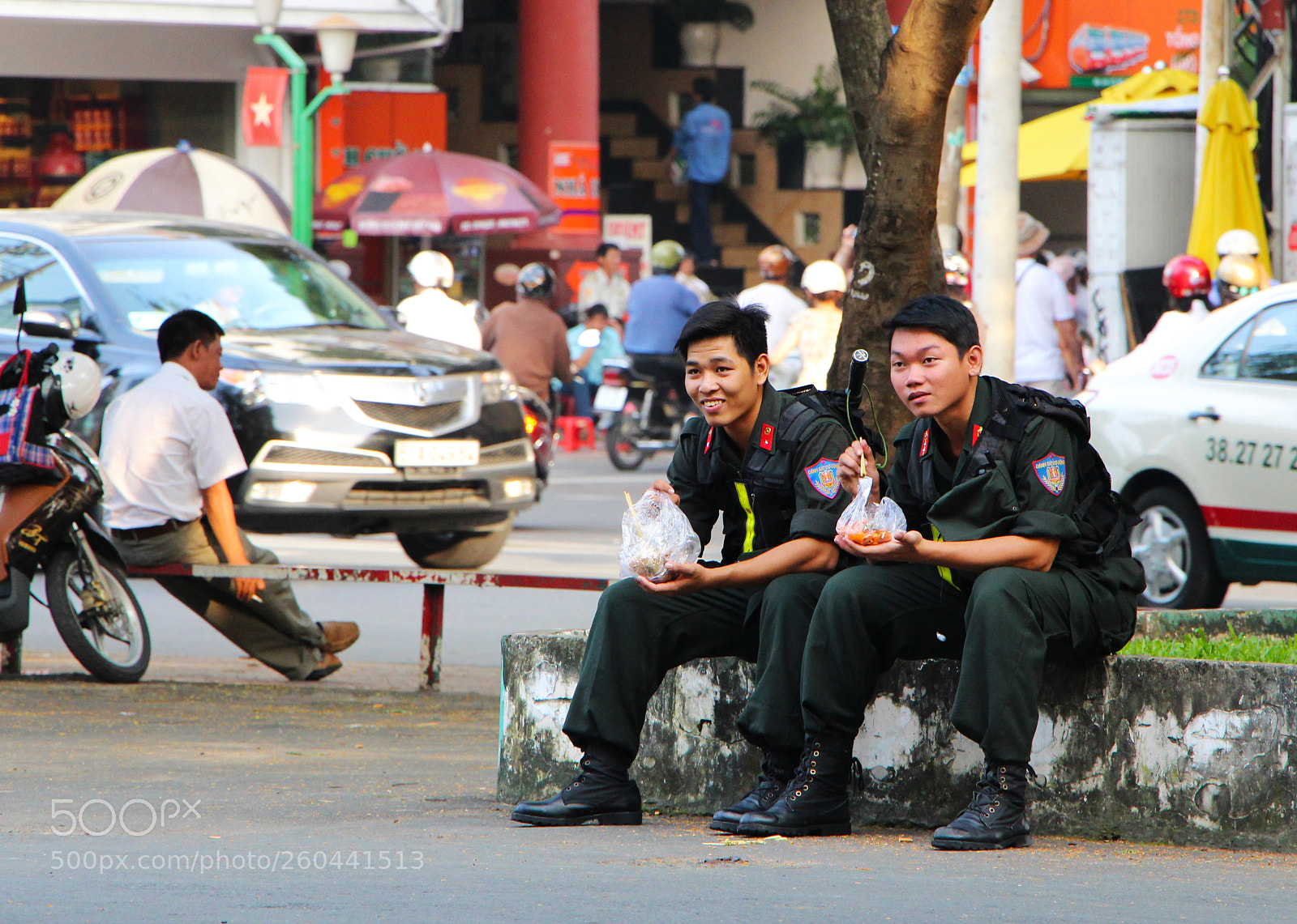 Canon EOS 650D (EOS Rebel T4i / EOS Kiss X6i) sample photo. Security men lunch break photography