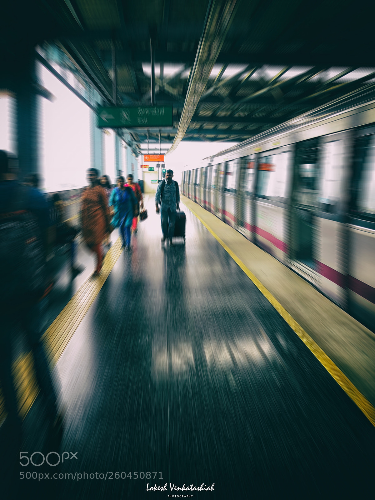 Apple iPhone X sample photo. Commuters photography