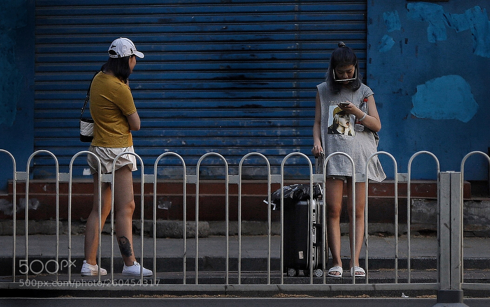 Canon EOS 6D Mark II sample photo. 老街区的过客 photography